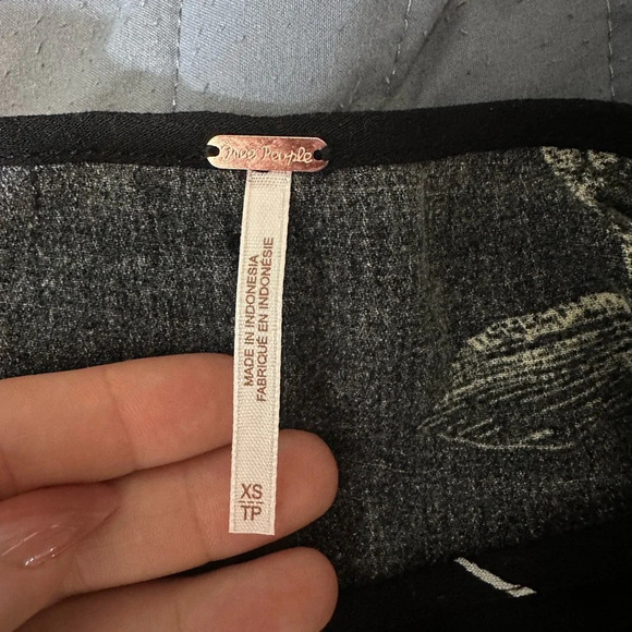 FREE PEOPLE Sz XS CLEAR SKIES ASYMMETRIC HEM COLD SHOULDER TUNIC BLACK 1228 - Picture 9 of 12